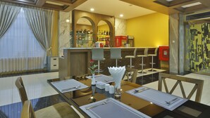 Bar (on property) - Royal Taunggyi Hotel (Taunggyi)