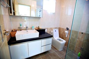 Maisonette, 3 Schlafzimmer (40 PY) | Badezimmer | Dusche, kostenlose Toilettenartikel, Handtücher