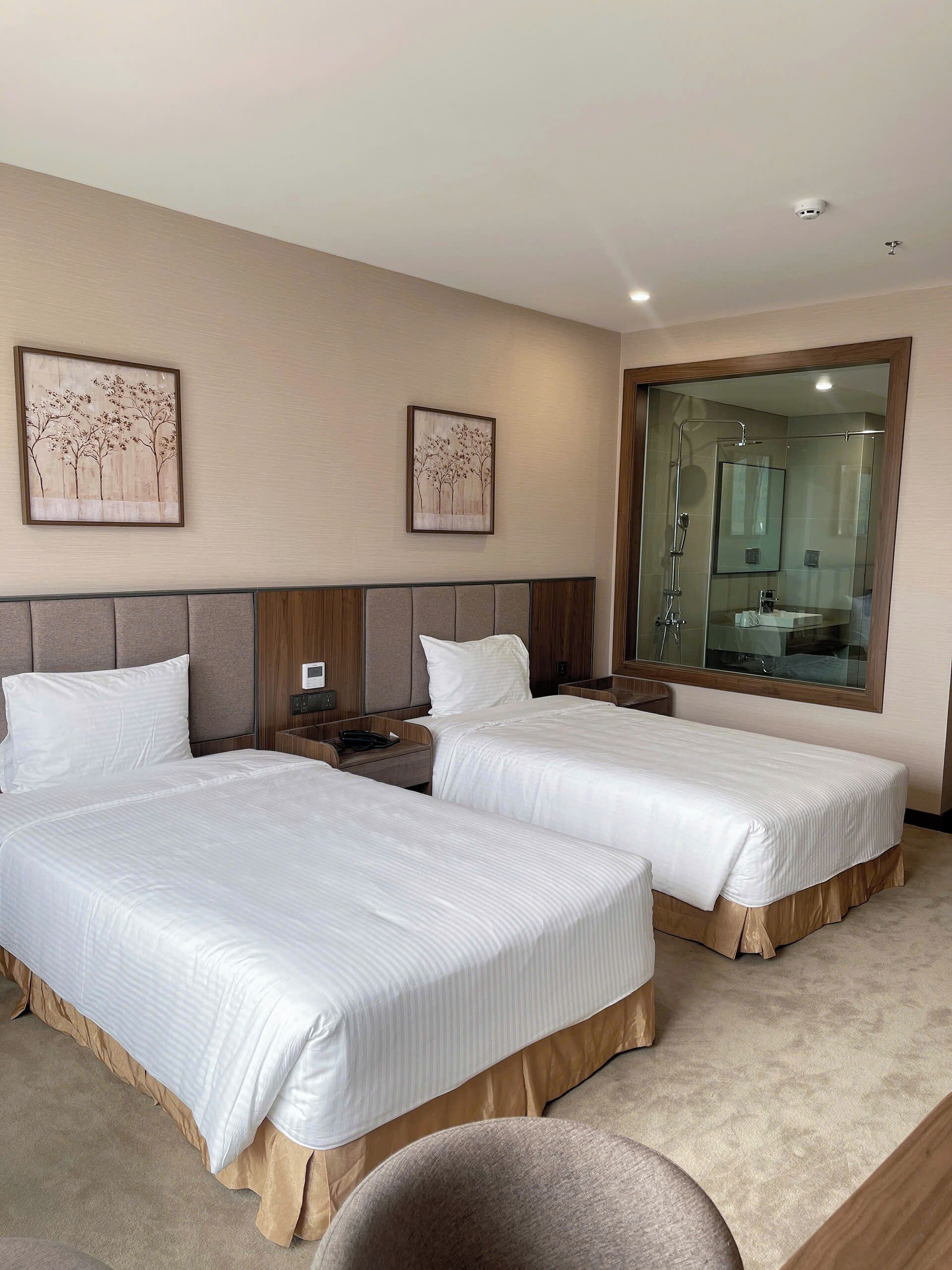 Phòng 2 giường đơn Deluxe | Minibar, két bảo mật tại phòng, bàn 