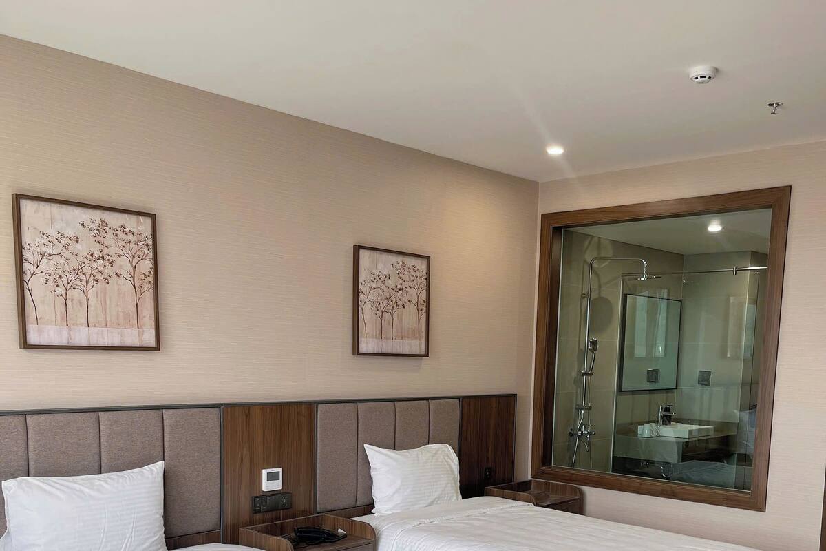 Deluxe Twin Room | Minibar, in-room safe, desk, laptop workspace