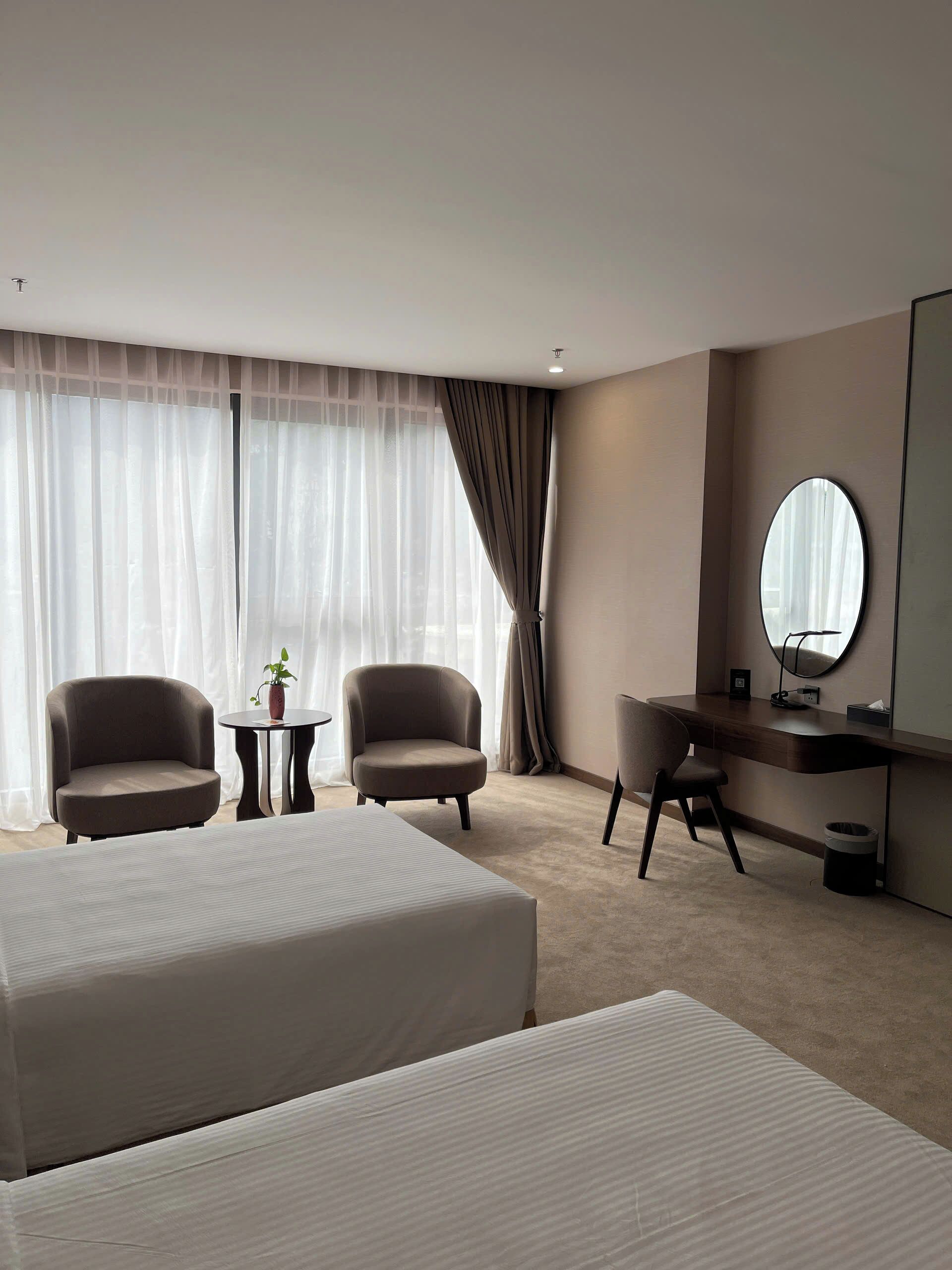 Deluxe Twin Room | Minibar, in-room safe, desk, laptop workspace