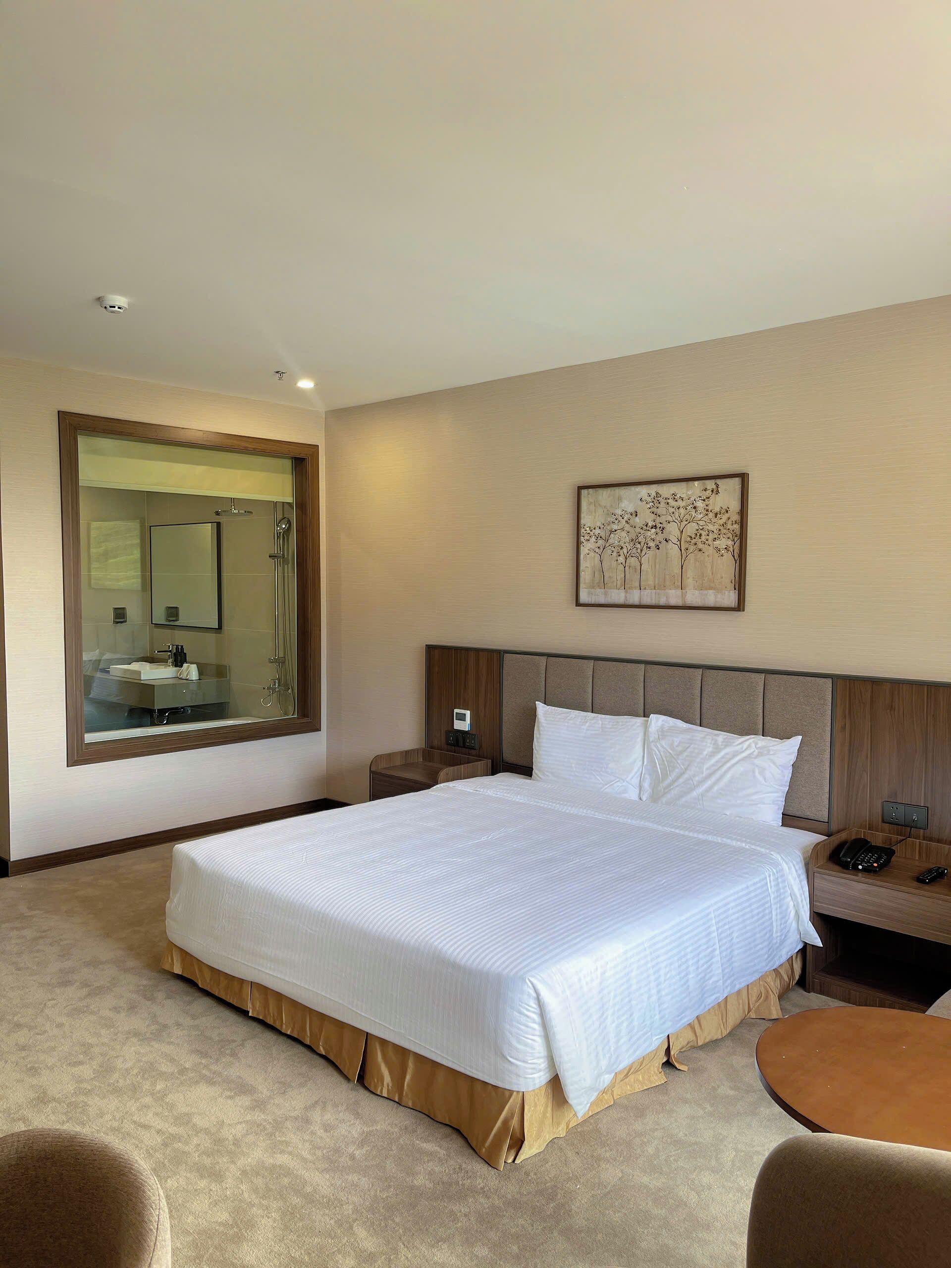 Phòng đôi Deluxe, quang cảnh núi | Minibar, két bảo mật tại phòng, bàn 