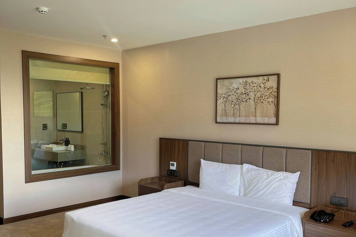 Deluxe Double Room | Minibar, in-room safe, desk, laptop workspace