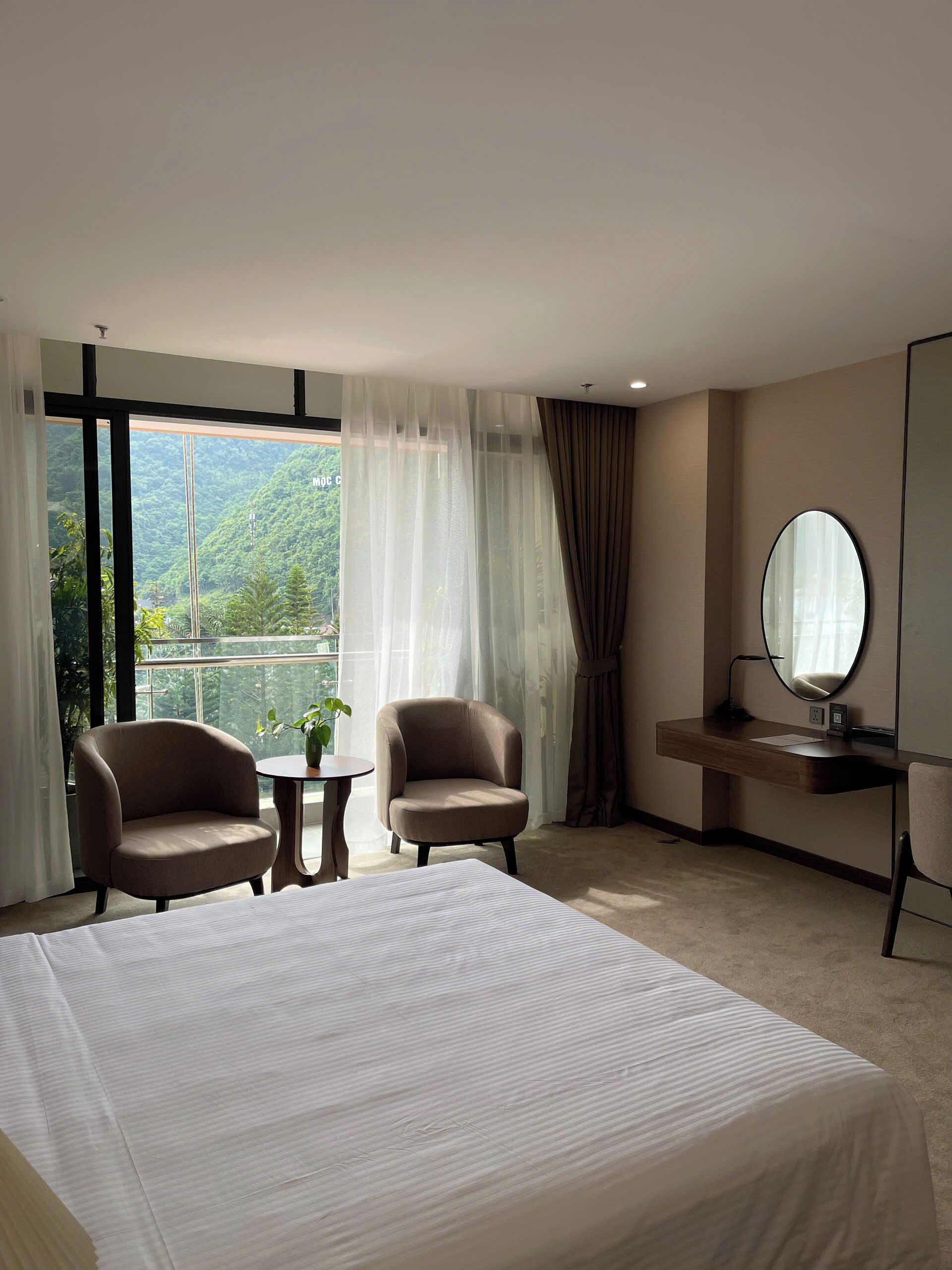 Deluxe Double Room, Mountain View | Minibar, in-room safe, desk, laptop workspace