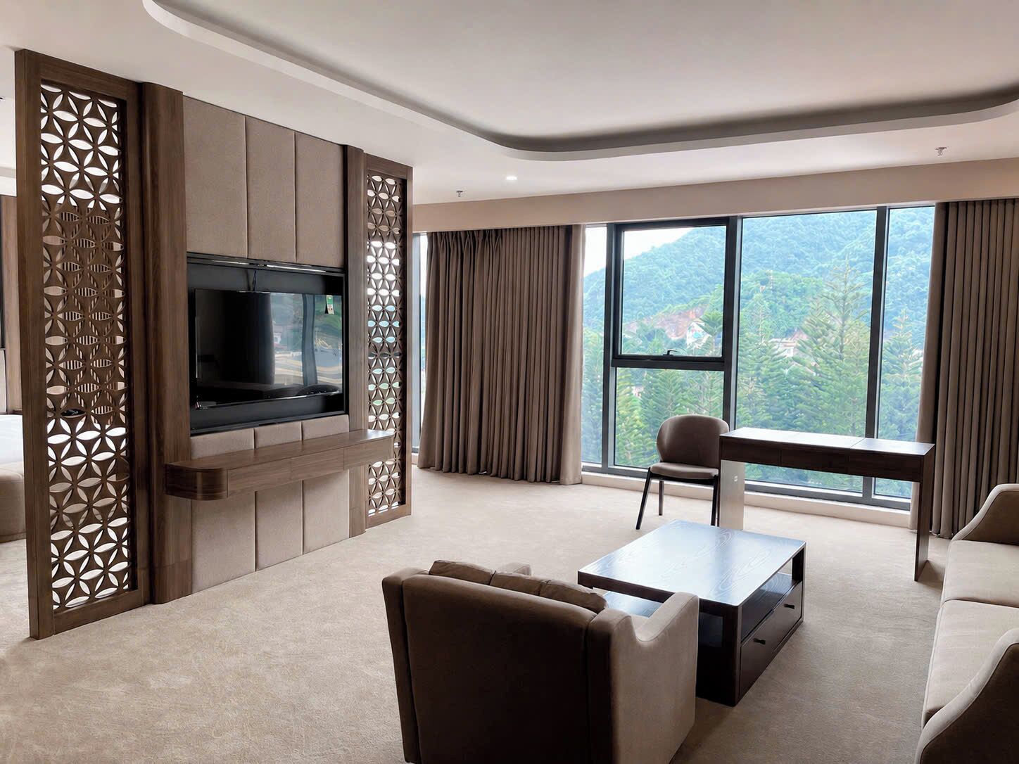 Phòng Suite Grand, quang cảnh núi | Minibar, két bảo mật tại phòng, bàn 