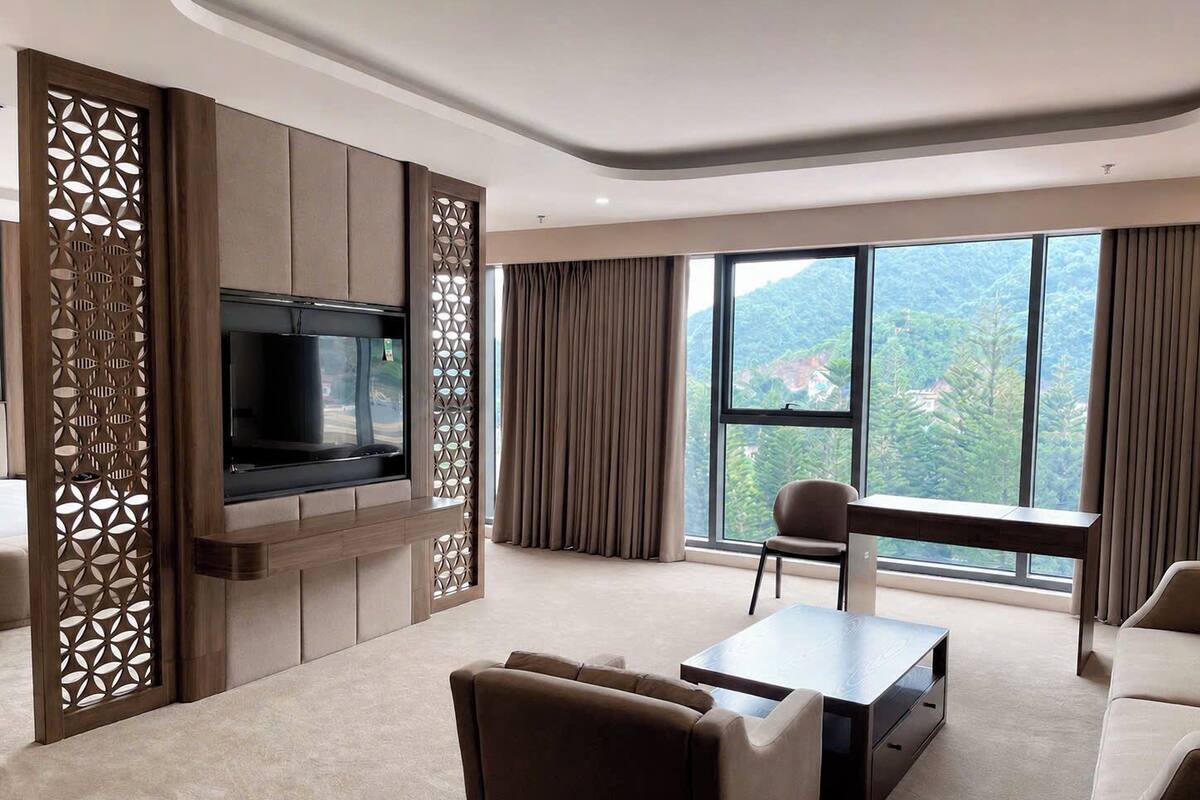 Grand Suite | Minibar, in-room safe, desk, laptop workspace
