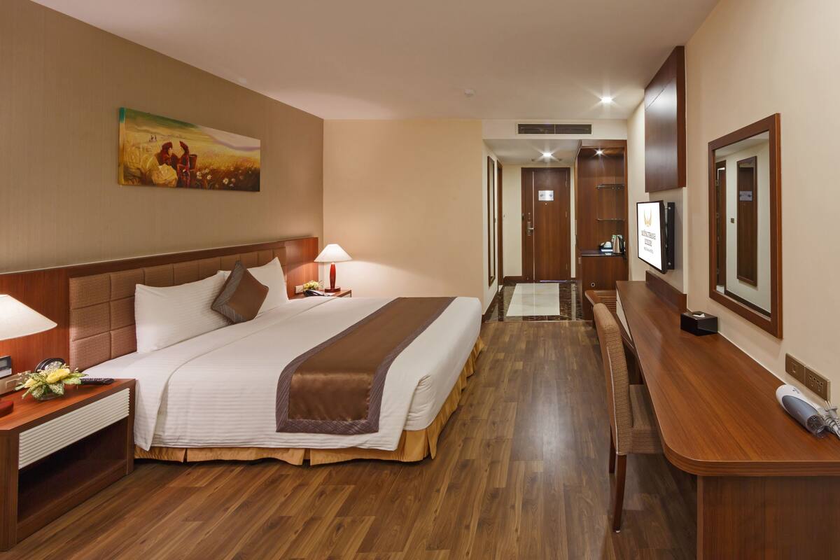 Superior Double Room | Minibar, in-room safe, desk, laptop workspace