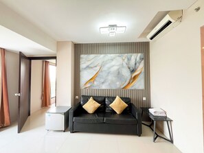 Jacuzzi & Sauna Family Suite Room | 1 bedroom, in-room safe, desk, blackout drapes