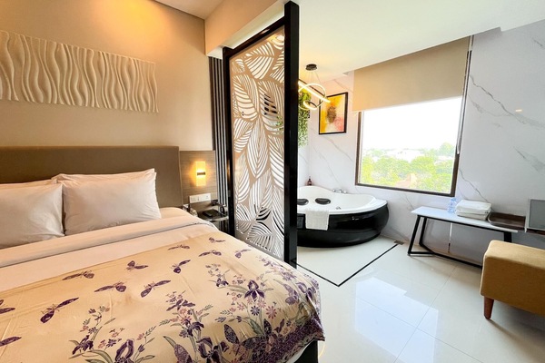 Executive Jacuzzi Room | In-room safe, blackout drapes, WiFi (free), bed sheets