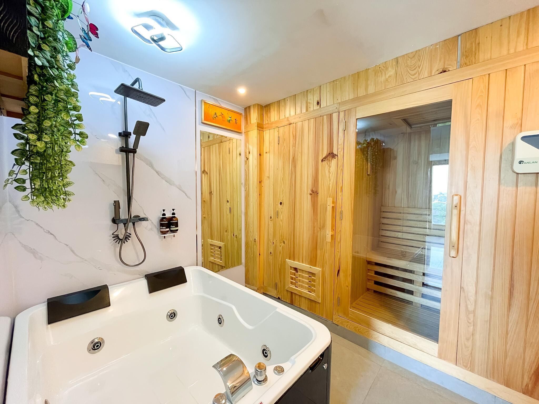 Familjesvit (Sauna & Jacuzzi) | Badrum | Dusch, gratis toalettartiklar, tofflor och handdukar