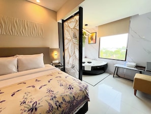 Executive Jacuzzi Room | 1 bedroom, in-room safe, desk, blackout drapes