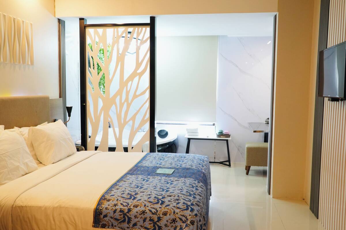 1 bedroom, in-room safe, desk, blackout curtains