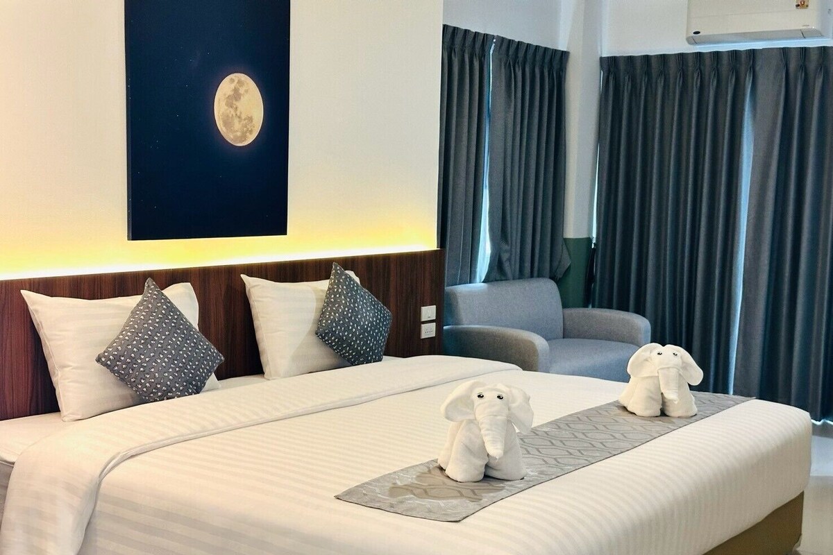 Deluxe Double Room | Desk, blackout drapes, iron/ironing board (on request), WiFi (free)