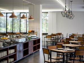 Frokost serveres, thailandske retter