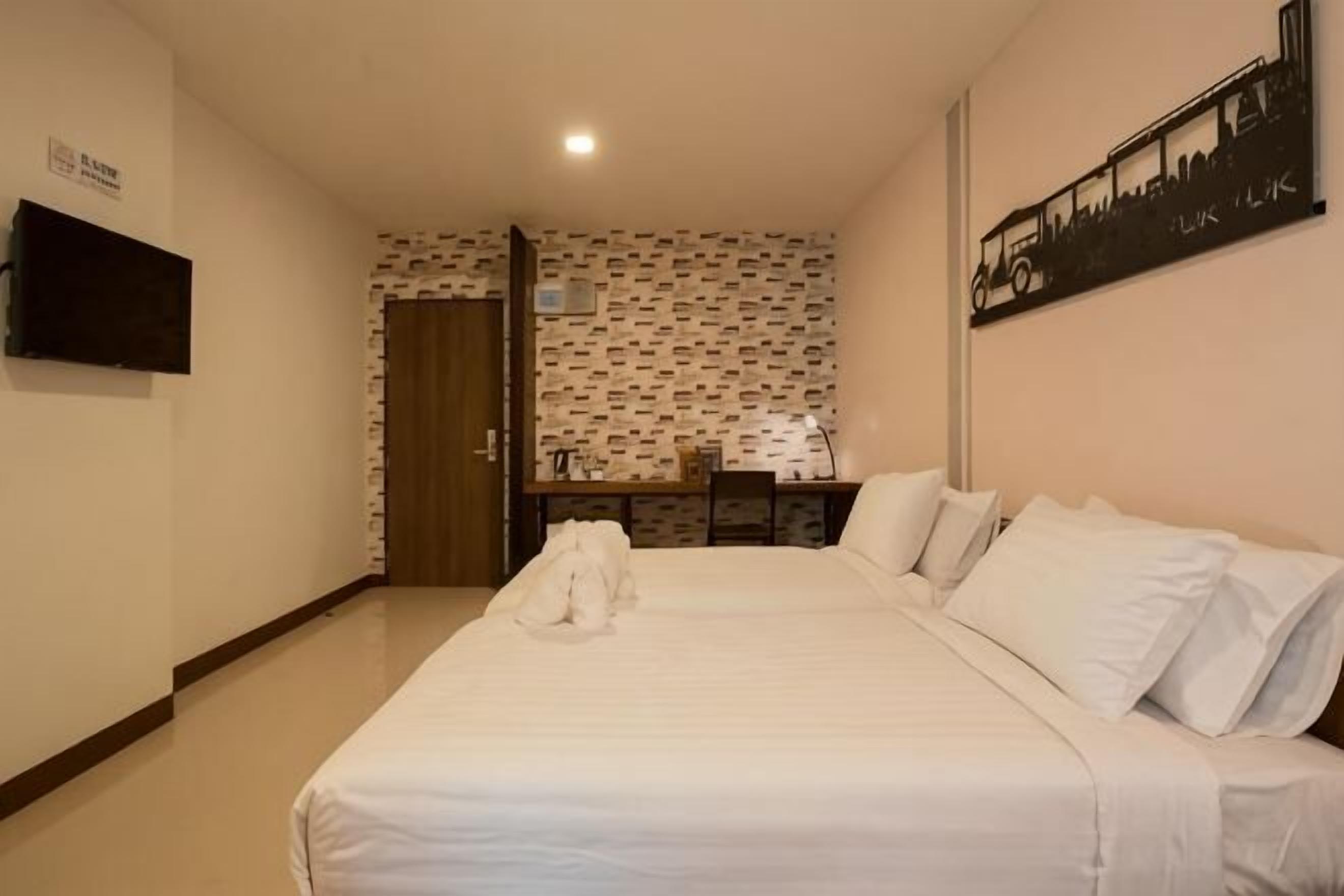 Escritorio, cortinas blackout y tabla de planchar con plancha 