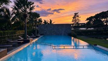 Outdoor pool, sun loungers