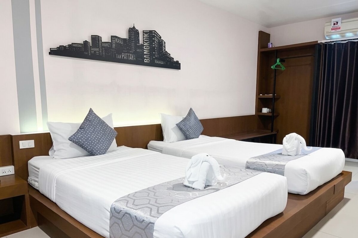 Quarto casal ou duplo superior | Escrivaninha, cortinas blackout, ferros/tábuas de passar roupa