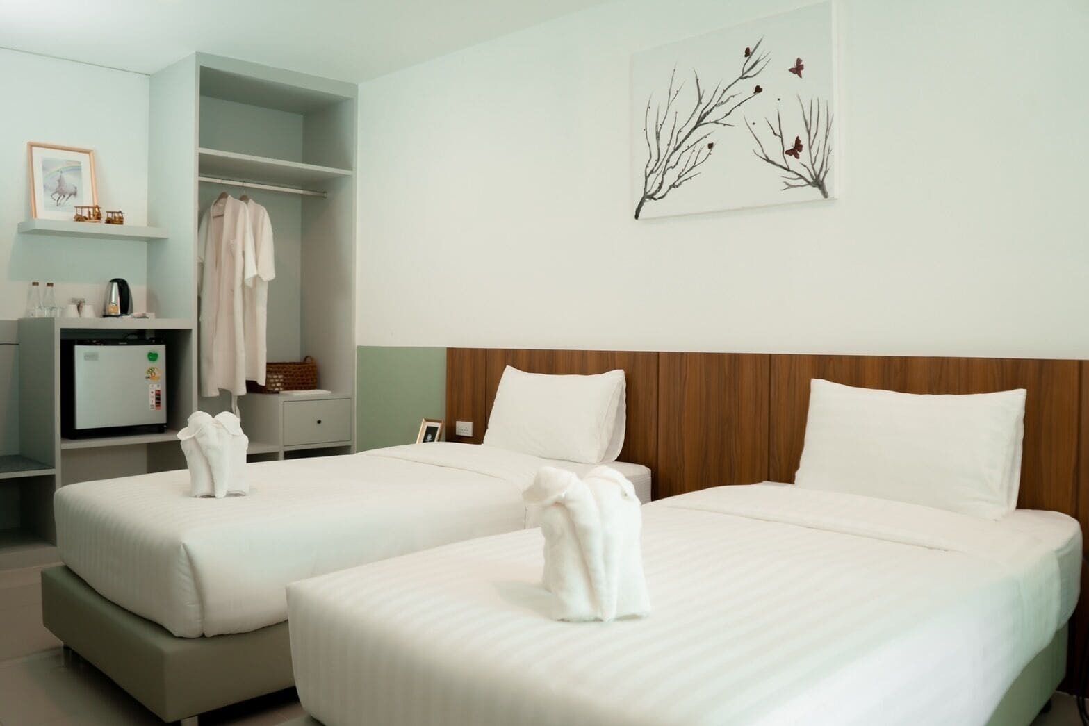 Escritorio, cortinas blackout y tabla de planchar con plancha 