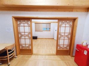 Camas Select Comfort y caja de seguridad en la habitación