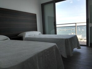 Habitación doble, balcón, vistas al mar | Minibar, caja fuerte, escritorio y cortinas opacas