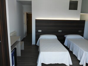 Minibar, in-room safe, desk, blackout drapes - Hotel Ribera (San Javier)