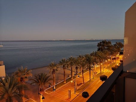 Minibar, in-room safe, desk, blackout drapes. Hotel Ribera