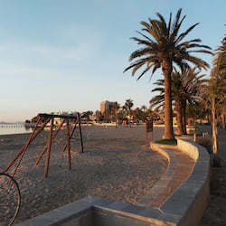 Na praia, espreguiçadeiras, 6 bares na praia