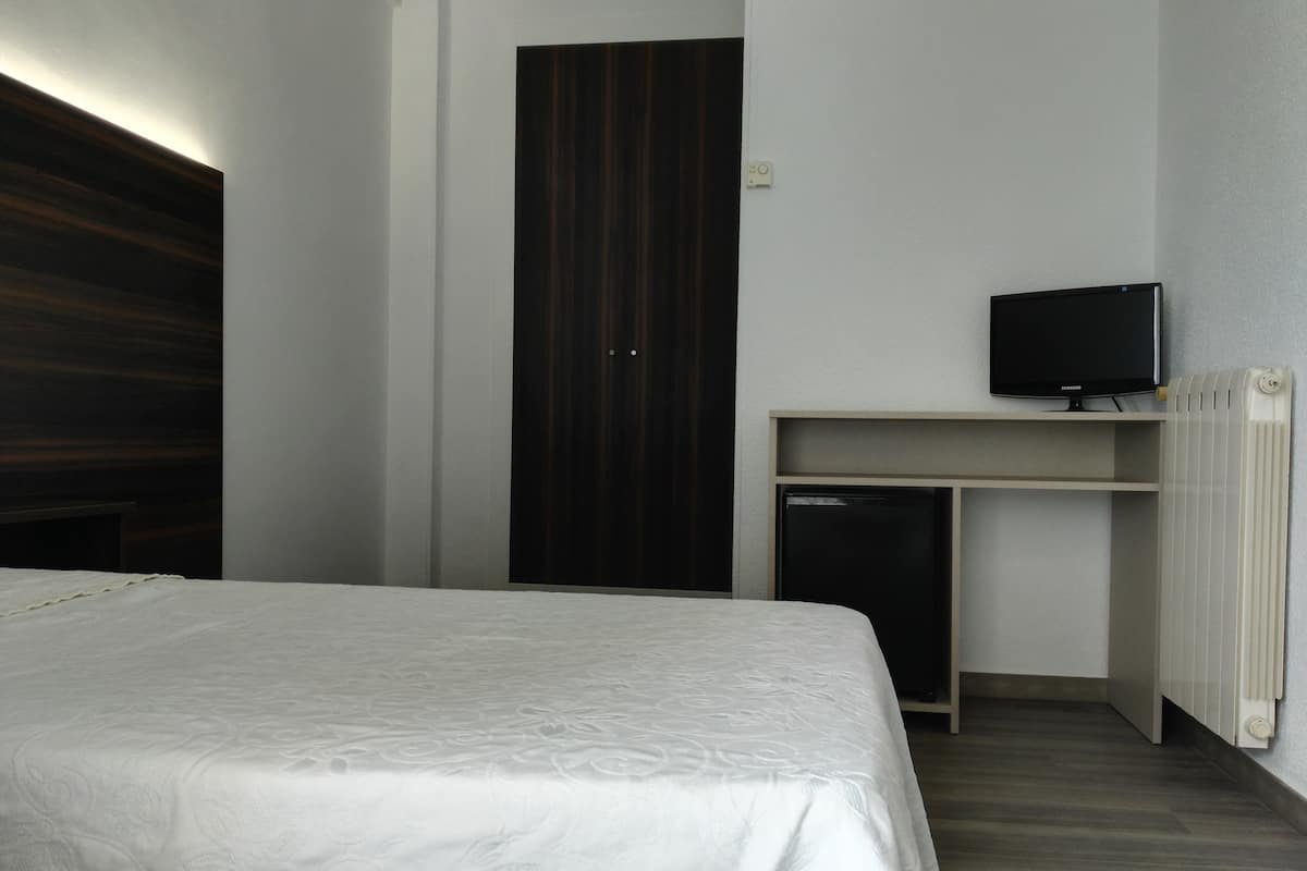 Camera singola | Minibar, una cassaforte in camera, una scrivania, tende oscuranti