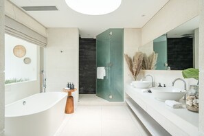 7 Bedroom Villa Plus | Baño | Bañera y ducha independientes y bañera profunda