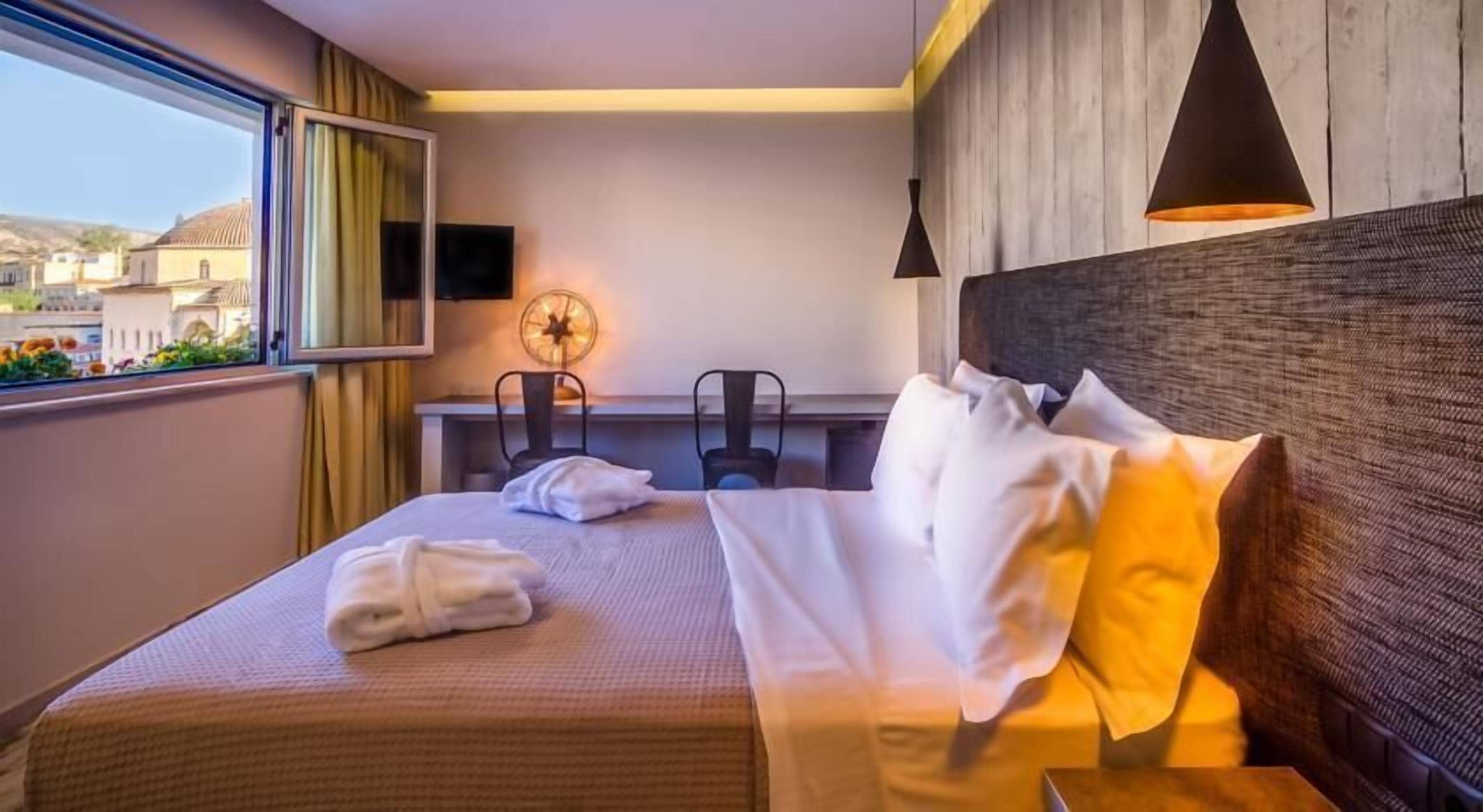 junior suite, city view | minibar, in-room safe, desk, soundproofing