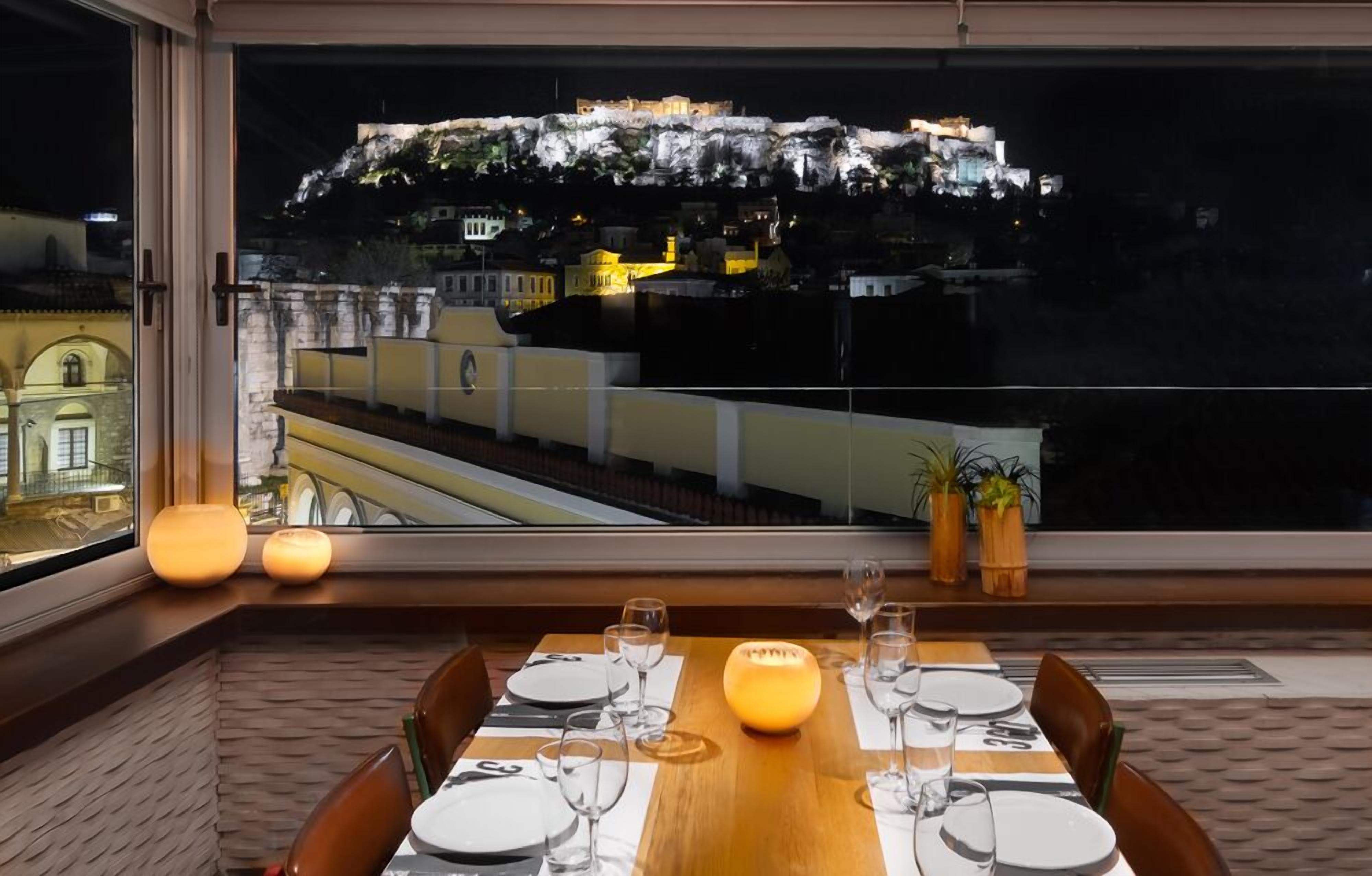 朝食、ランチ、ディナーに営業