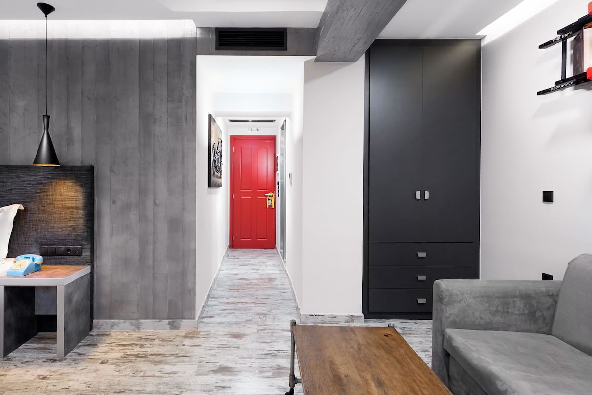 ميني بار وخزنة داخل الغرفة ومكتب وتجهيزات عازلة للصوت