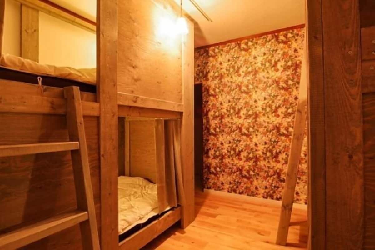 Een bureau, een laptopwerkplek, een strijkplank/strijkijzer, gratis wifi