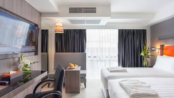 Deluxe Room | Minibar, in-room safe, desk, soundproofing