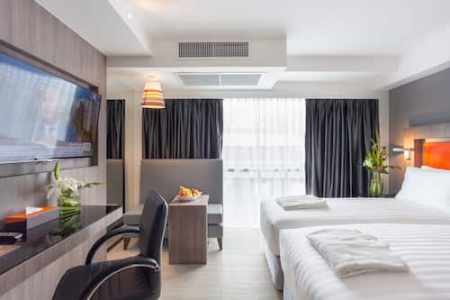 Deluxe Room | Minibar, in-room safe, desk, soundproofing