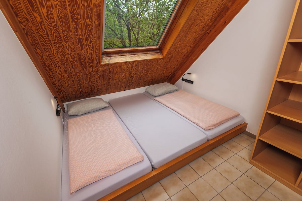 Habitació amb dos llits individuals, bany compartit