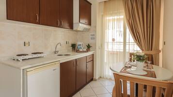 Appartement, 1 chambre | Cuisine privée | Réfrigérateur, surface de cuisson, bouilloire électrique