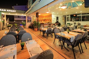 Breakfast, lunch and dinner served - Marmaris Liman Apart  (Marmaris)