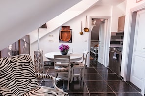 Family Apartment, City View | Private kitchenette