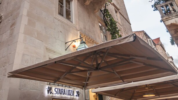 Un bâtiment en pierre sur lequel on peut lire l’inscription « Stara Loza ».