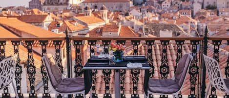 Colazione, aperto a pranzo e cena, cucina locale, con tavoli all'aperto 