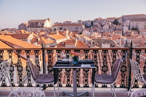 Breakfast, lunch, dinner served; local cuisine, alfresco dining