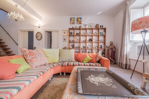 Apartamento urbano, 4 quartos, terraço, vista para a cidade | Área de estar | TV de tela plana