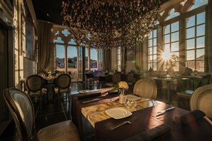 朝食、ランチ、ディナーに営業 (地中海料理、屋外席)