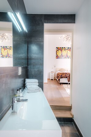 Studio apartman Florien  | Badrum | Dusch, regndusch, gratis toalettartiklar och hårtork