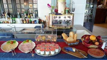 Free daily buffet breakfast