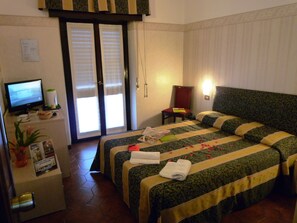 Minibar, safe på rommet, individuelt innredet og skrivebord