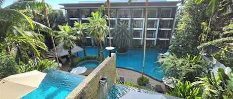 Açık yüzme havuzu, havuz şemsiyeleri, şezlonglar