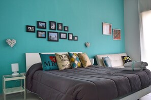 Chambre Double Confort, balcon, vue ville | Literie de qualité supérieure, bureau, lits pliants/supplémentaires