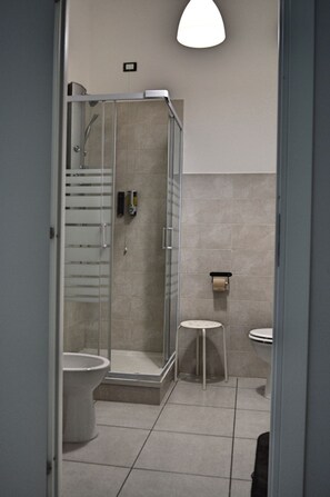 Chambre Triple Deluxe, vue ville | Salle de bain